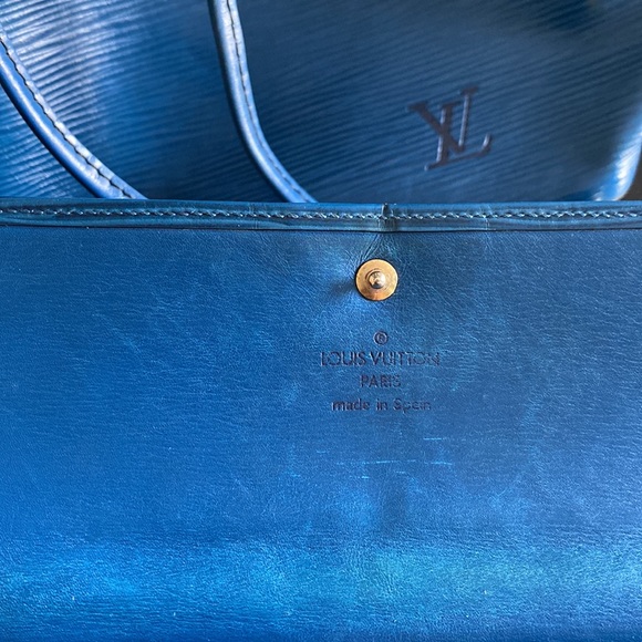 Blue Louis Vuitton Epi wallet - Picture 5 of 9